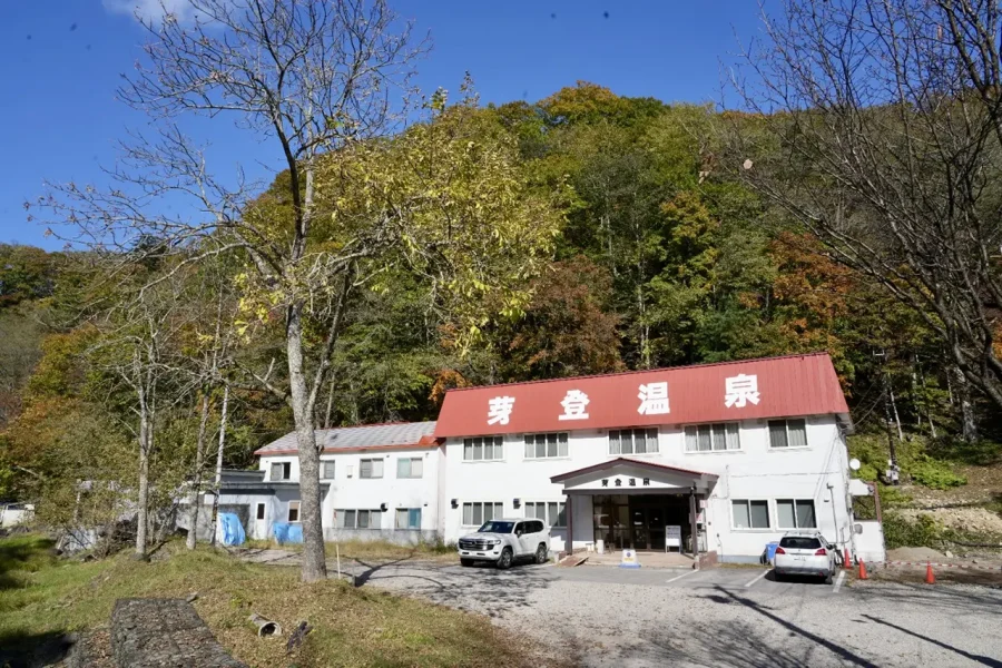 北海道・十勝の秘湯「芽登温泉」に新たな癒しの宿泊施設「蘇芳の庵」が誕生！　プライベート天然温泉を満喫