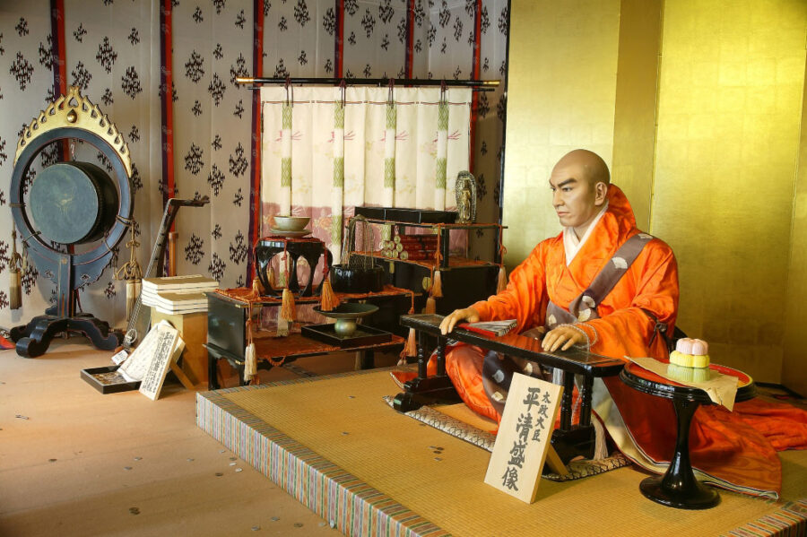 平家の里「床しどころ」平清盛公像